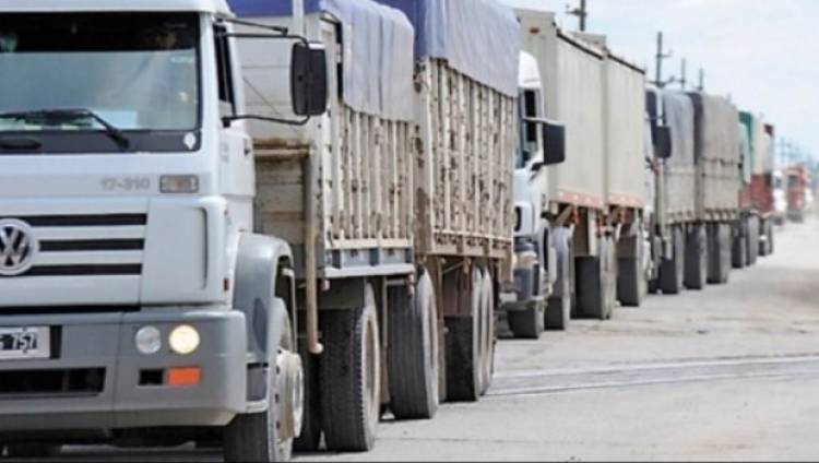 Transportistas de carga aseguran que sigue la escasez de gasoil y advierten por medidas de fuerza
