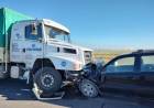 Fuerte choque frontal entre un camión y una camioneta: 5 heridos