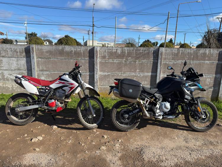 Operativos policiales: aprehensión, secuestro de motocicletas y traslado de un detenido