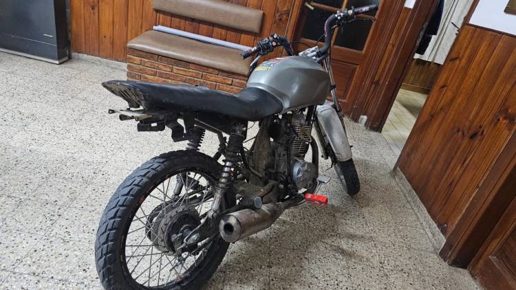 Operativos policiales: aprehensión, secuestro de motocicletas y traslado de un detenido
