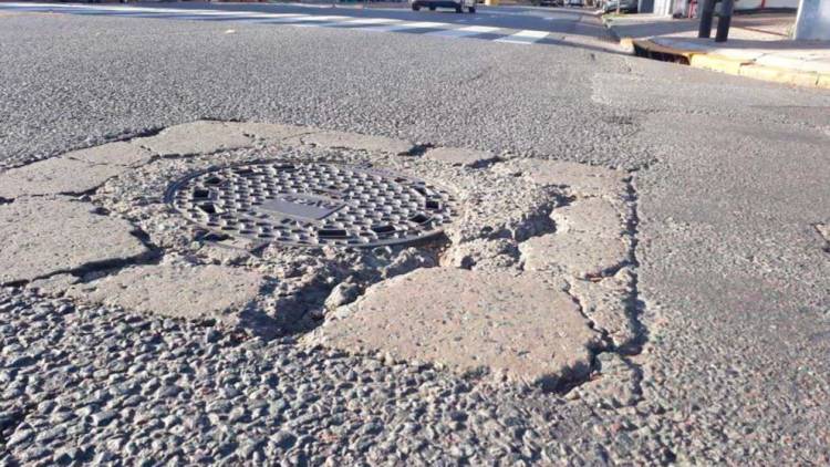 Iba en bicicleta y cayó por una rotura en el asfalto: la Justicia ordenó pagarle casi $15 millones de indemnización