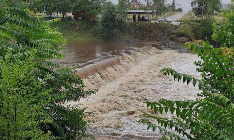 Desbordan arroyos y ríos por las copiosas lluvias en Sierra