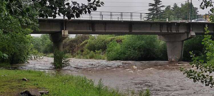 Desbordan arroyos y ríos por las copiosas lluvias en Sierra