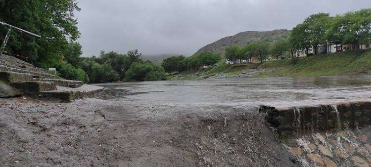 Desbordan arroyos y ríos por las copiosas lluvias en Sierra