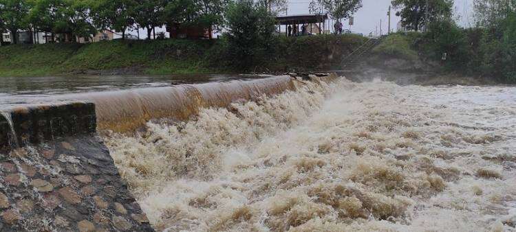 Desbordan arroyos y ríos por las copiosas lluvias en Sierra