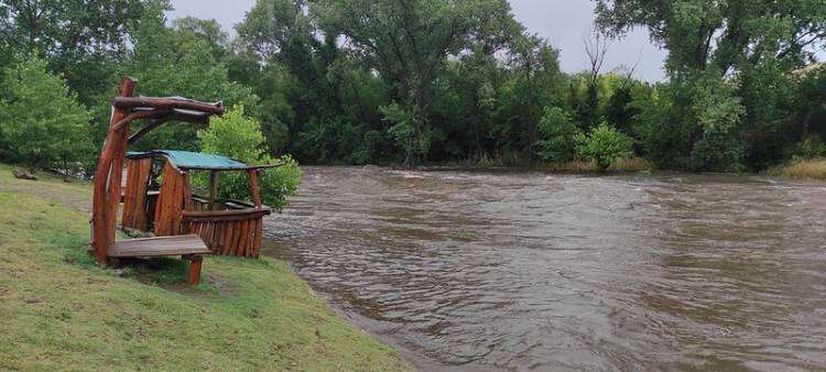 Desbordan arroyos y ríos por las copiosas lluvias en Sierra