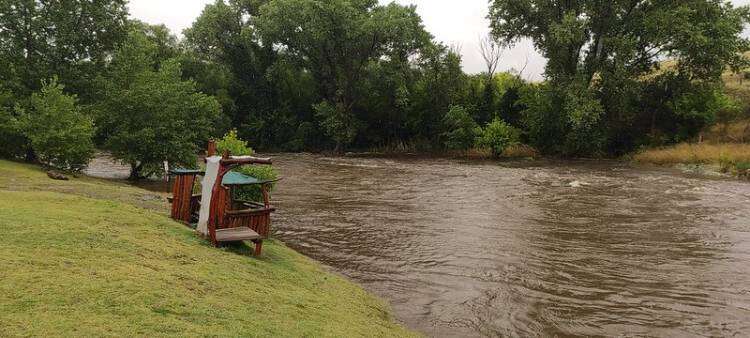 Desbordan arroyos y ríos por las copiosas lluvias en Sierra