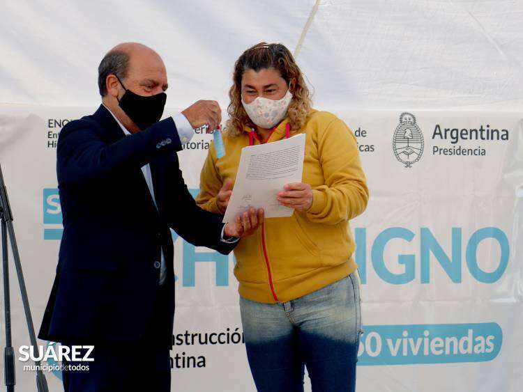 El Ministro de Infraestructura y Servicios Públicos Agustín Simone y el Intendente Ricardo Moccero entregaron las últimas 50 viviendas del programa Techo Digno