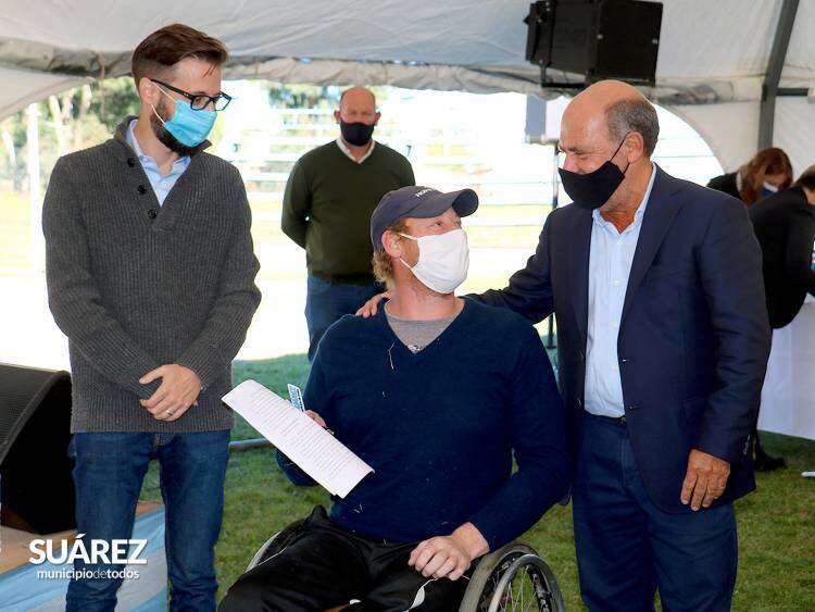 El Ministro de Infraestructura y Servicios Públicos Agustín Simone y el Intendente Ricardo Moccero entregaron las últimas 50 viviendas del programa Techo Digno