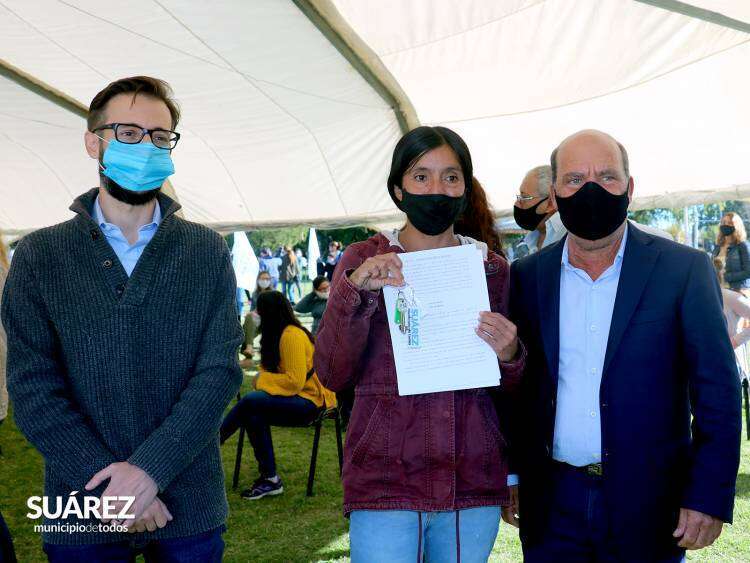 El Ministro de Infraestructura y Servicios Públicos Agustín Simone y el Intendente Ricardo Moccero entregaron las últimas 50 viviendas del programa Techo Digno