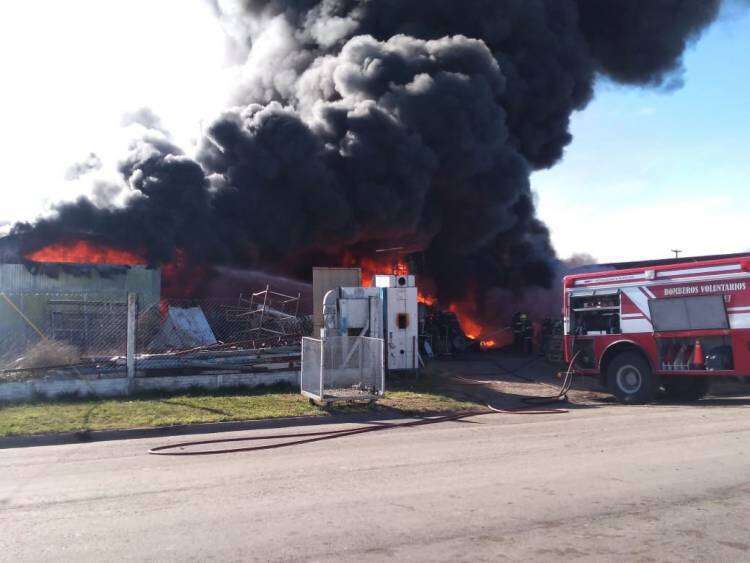 Un voraz incendio consume totalmente un acopio de plásticos, maderas y reciclables en el Parque Industrial