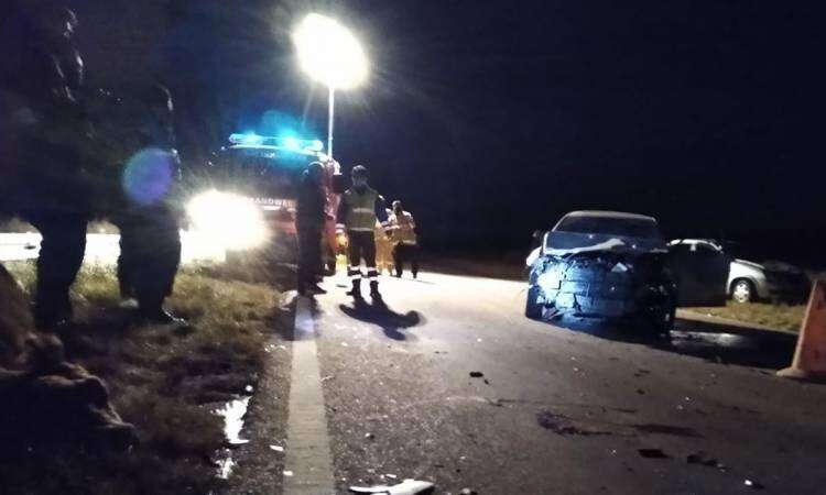 Dos autos chocaron contra vacas sueltas en la Ruta 72