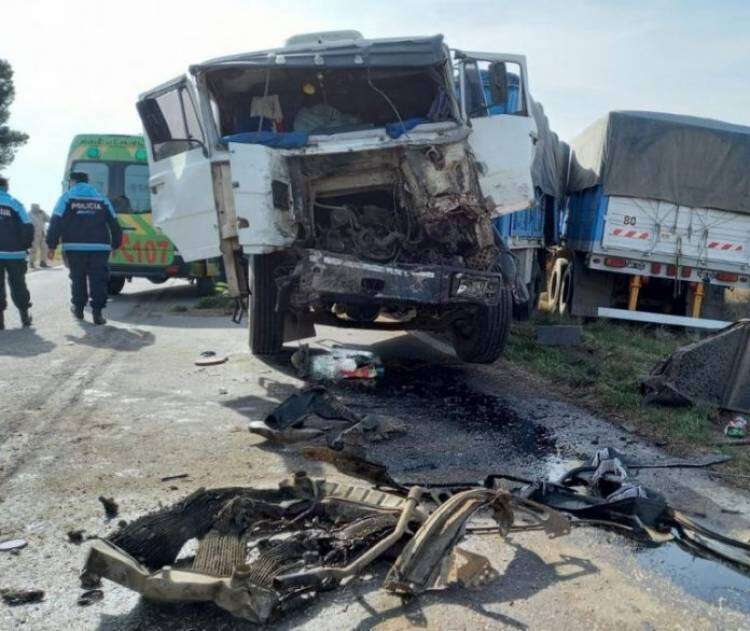Chocaron dos camiones en la ruta 33