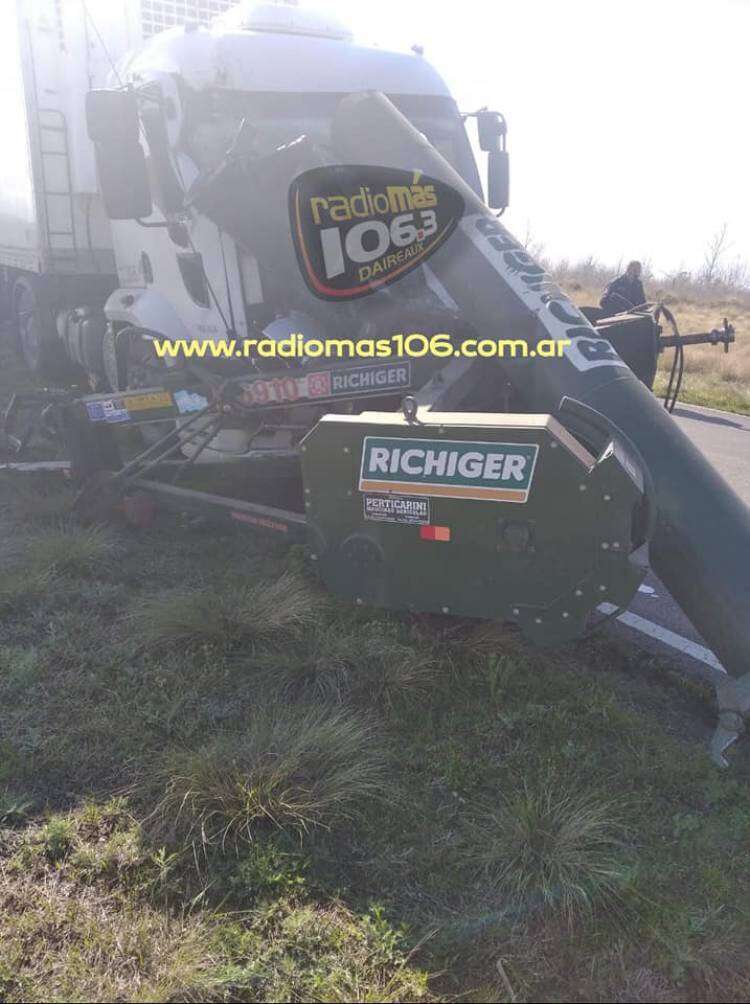 Grave accidente en Ruta 65: un camión impactó con un tractor que llevaba una cargadora
