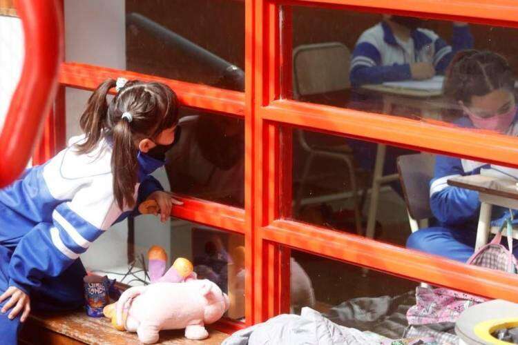 Ya no se exigirá el barbijo en los espacios abiertos de las escuelas