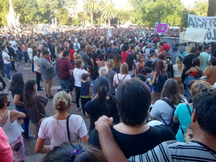Crimen de Lucio: incendian patrulleros y atacan una comisaría durante una marcha