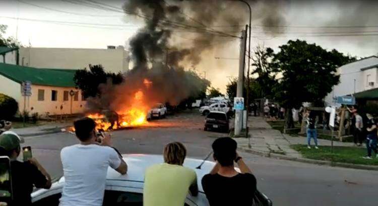 Crimen de Lucio: incendian patrulleros y atacan una comisaría durante una marcha