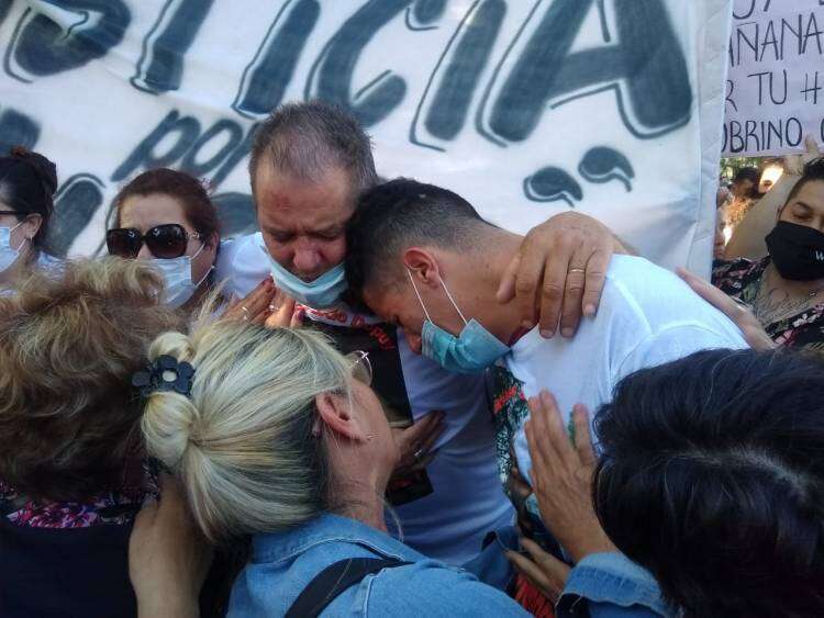 Crimen de Lucio: incendian patrulleros y atacan una comisaría durante una marcha