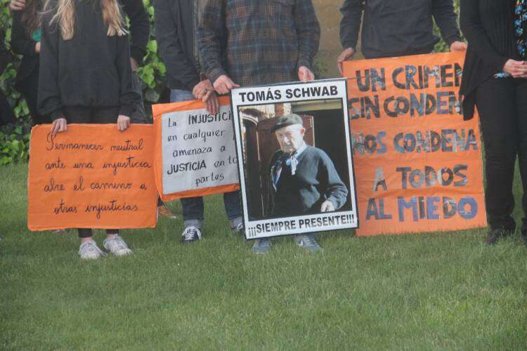 Más de 500 personas presentes en la marcha silenciosa pidiendo justicia por Don Tomás Schwab