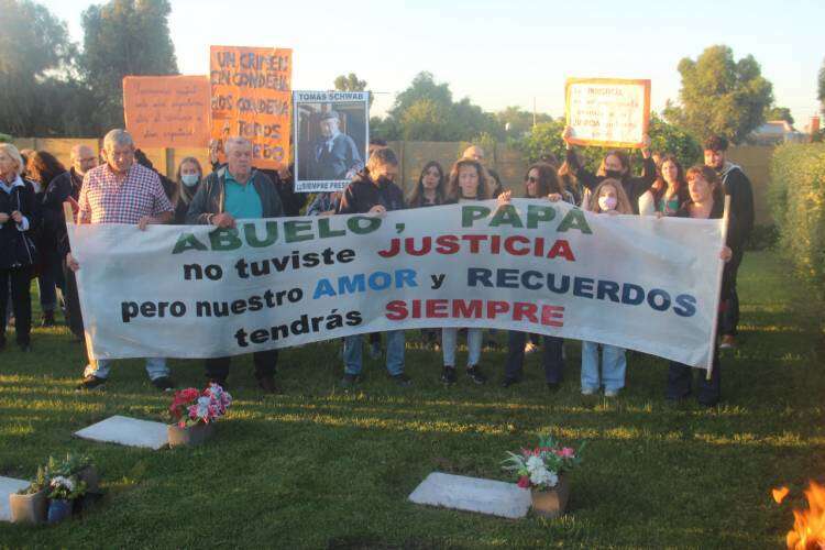 Más de 500 personas presentes en la marcha silenciosa pidiendo justicia por Don Tomás Schwab