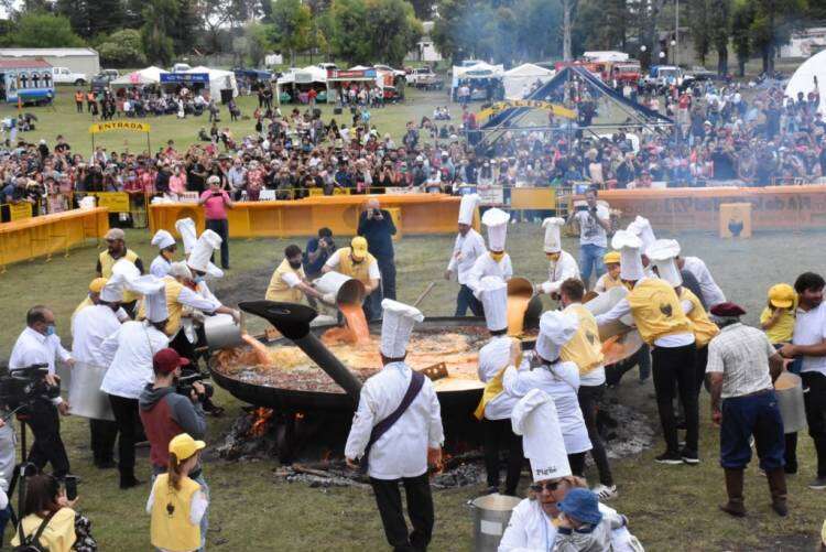 Una multitud se reunió para celebrar la 22º edición de la Omelette Gigante
