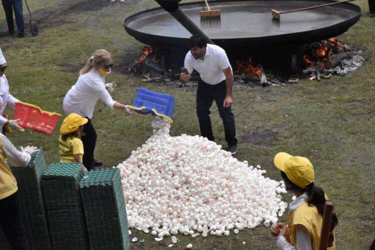 Una multitud se reunió para celebrar la 22º edición de la Omelette Gigante