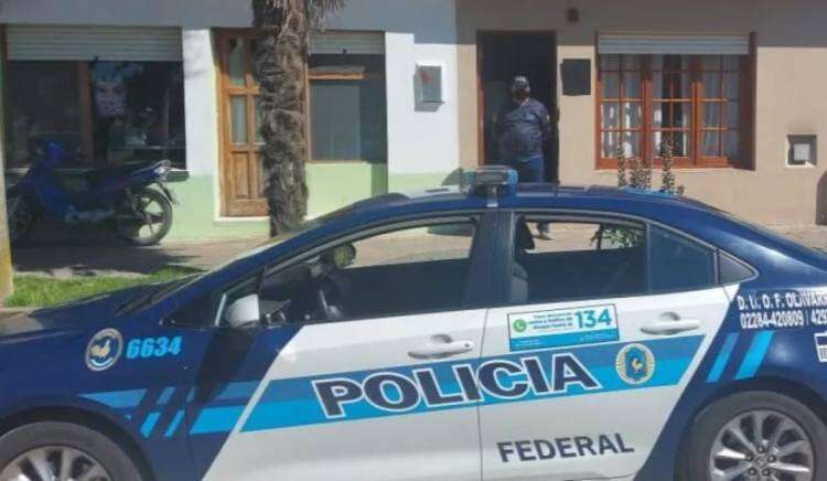 Allanaron la casa de un Policía de La Madrid investigado por estafas con cheques sin fondo