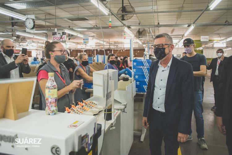 Ariel Schale: “es decisión del Presidente de la Nación recuperar el volumen de producción y los puestos de trabajo de la fábrica de calzado”