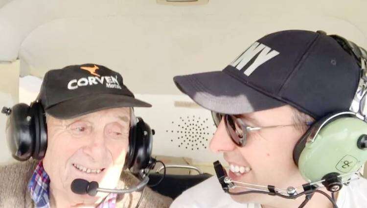Se recibió de piloto y llevó a volar a su abuelo: ambos cumplieron sus sueños