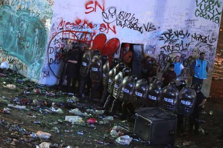Graves incidentes en el Obelisco: hinchas que habían ido a esperar a la selección argentina atacaron a la Policía y hay ocho efectivos heridos