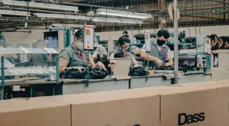 Por falta de insumos, fabricante de Nike, Umbro, Asics y Fila trabaja sólo tres días a la semana