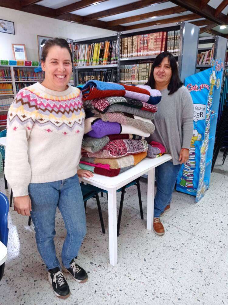 Entrega de 9 mantas  a Red Solidaria de Coronel Suárez desde la  Biblioteca Popular Infantil