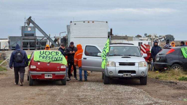 Protesta de la UOCRA en la ruta 33: "Vamos a seguir acá hasta que la gente cobre"