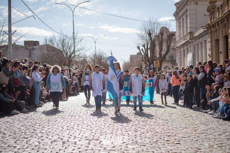 Más de 70 instituciones participaron del desfile del 6 de agosto