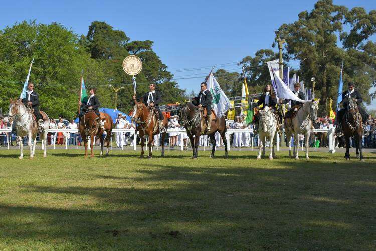 Ingreso de los Jinetes portando las Banderas en el acto central de la Expo Rural de Coronel Suárez