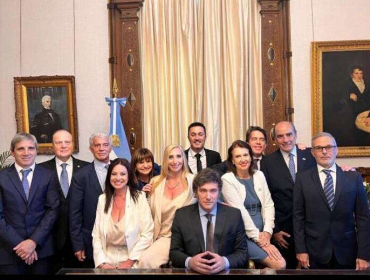 Primer decreto de Javier Milei: pasó la “motosierra” y quedan 9 ministerios