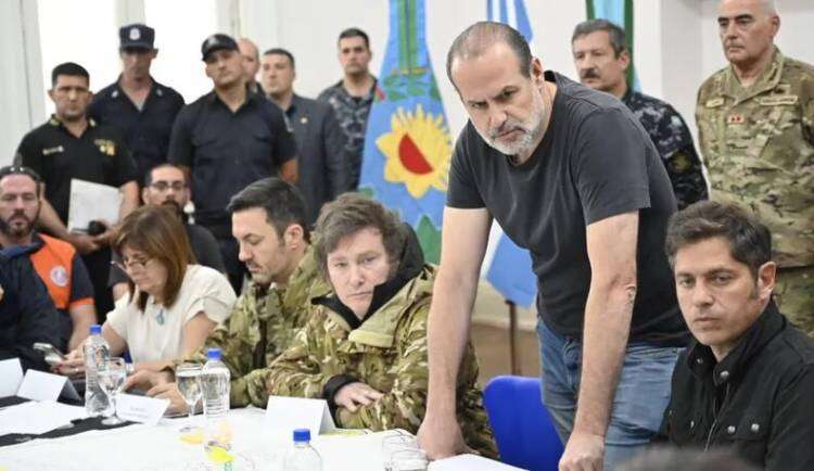 Javier Milei y ministros de su Gabinete llegaron a Bahía Blanca y se reunieron con Susbielles y Kicillof