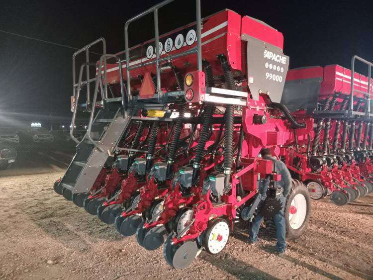 Trevor Agro presentó la sembradora Apache 99000