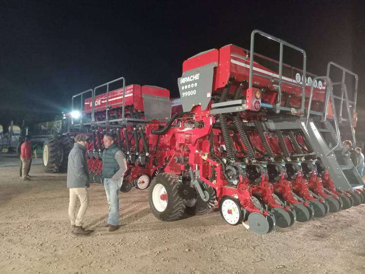 Trevor Agro presentó la sembradora Apache 99000