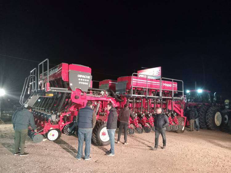 Trevor Agro presentó la sembradora Apache 99000