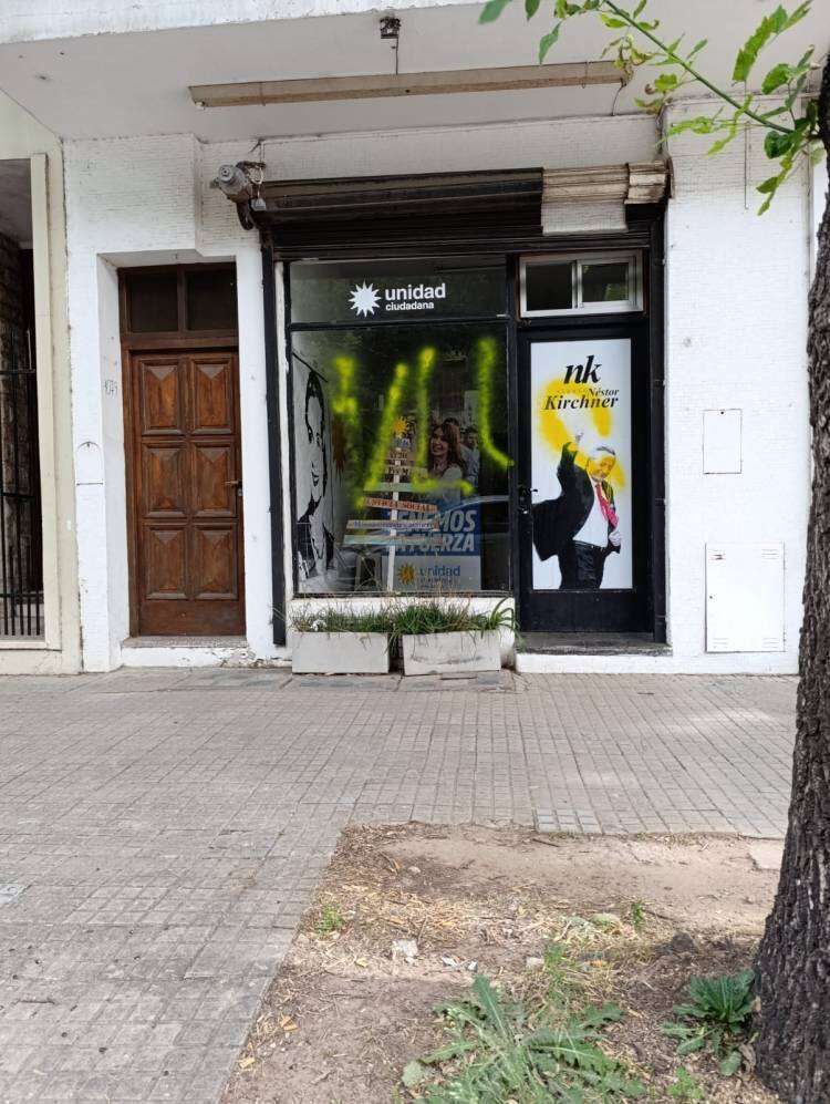 Vandalizaron el local del Ateneo Néstor Kirchner