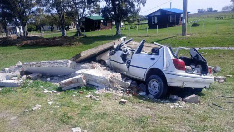Grave accidente en el acceso a Monte Hermoso: un auto chocó contra una garita