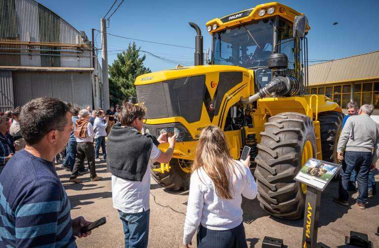 Pauny presenta la Nueva Generación de su clásica linea EVO y el nuevo Vectron 3200: dos tractores pensados para el productor