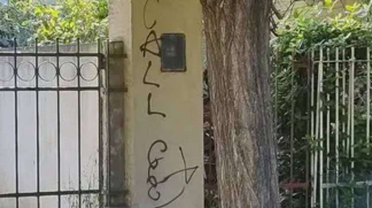 Pehuen Co: investigan pintadas satánicas y posible vínculo con el incendio de la capilla
