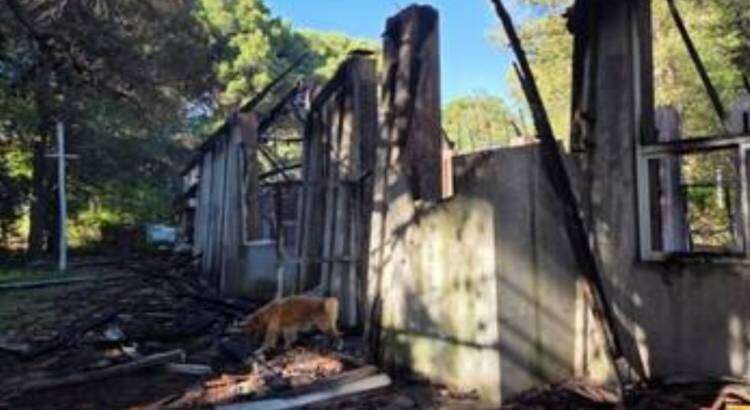 Pehuen Co: investigan pintadas satánicas y posible vínculo con el incendio de la capilla