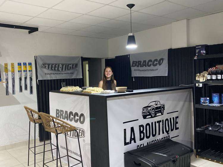 Inauguró La Boutique del Automotor en una tradicional esquina: Mitre y San Martín.