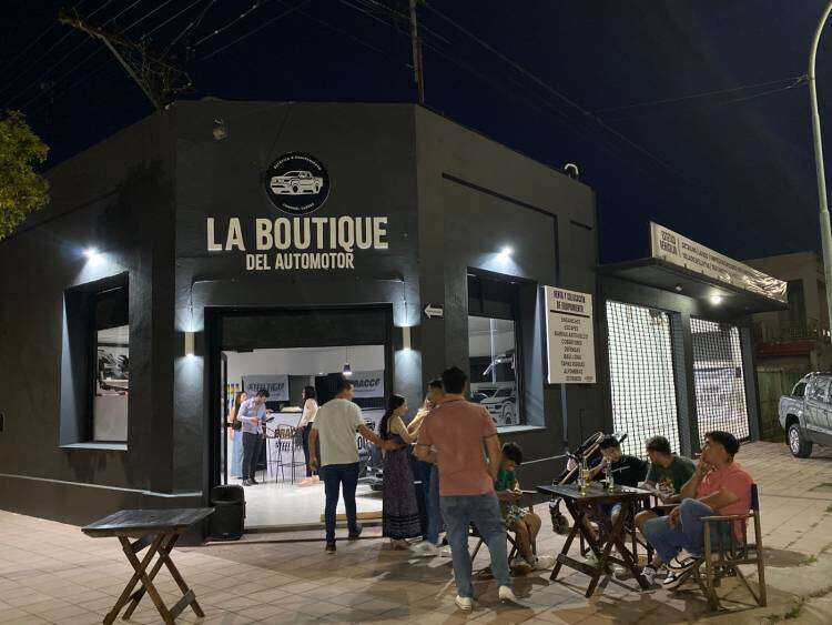 Inauguró La Boutique del Automotor en una tradicional esquina: Mitre y San Martín.