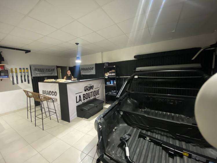 Inauguró La Boutique del Automotor en una tradicional esquina: Mitre y San Martín.