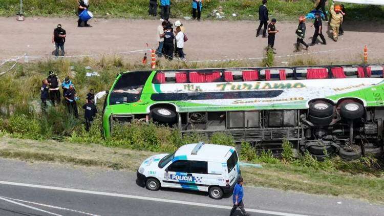 Volcó un micro que viajaba a Mar del Plata para un acto que iba a cerrar Kicillof: dos muertos y múltiples heridos