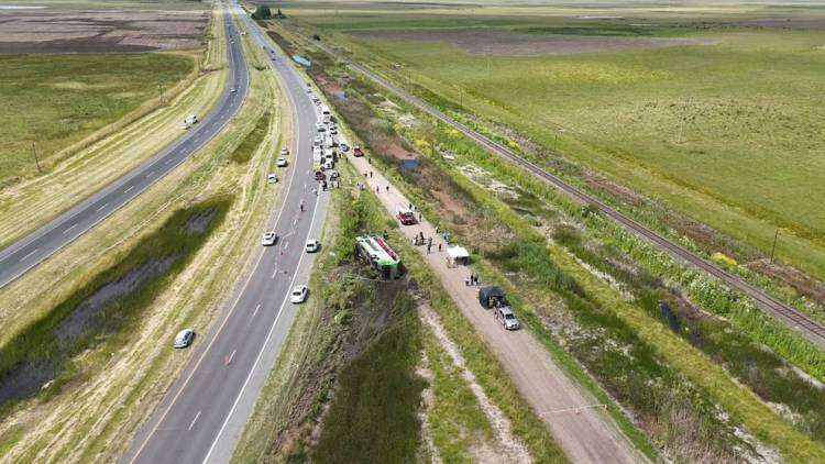 Volcó un micro que viajaba a Mar del Plata para un acto que iba a cerrar Kicillof: dos muertos y múltiples heridos